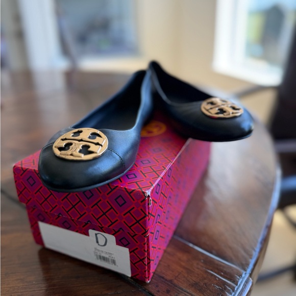 NIB *Tory Burch Navy* Flats with Gold Emblem
9.5 - 9 1/2 - Picture 1 of 5